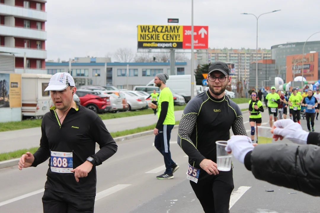 16. PKO Półmaraton Rzeszowski. Szczęśliwi biegacze na trasie oraz na meci