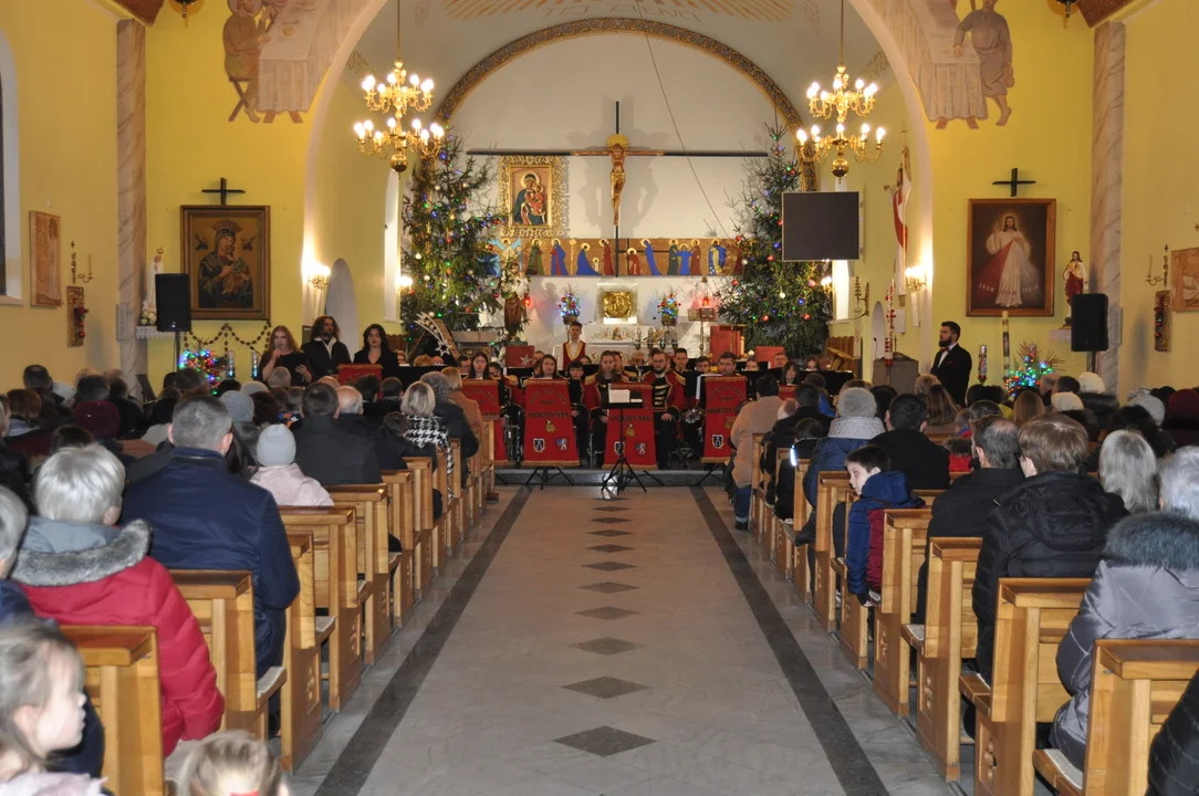 Koncert kolęd Orkiestry Dętej Dobrynin w kościele w Dobryninie