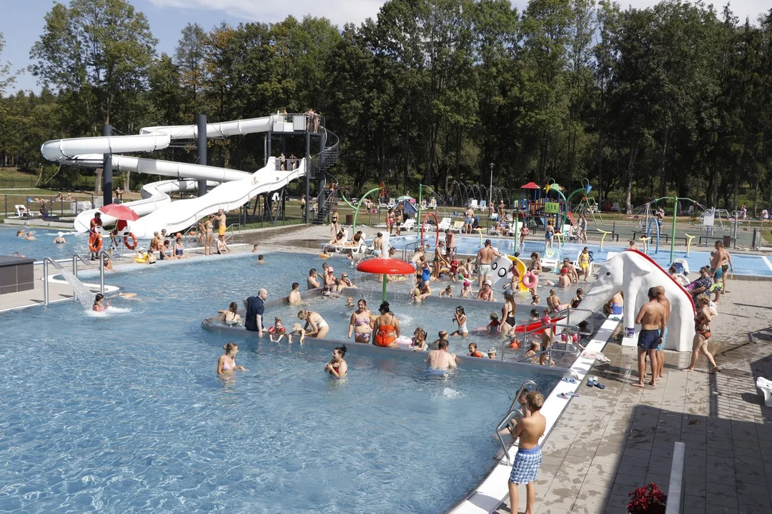 Upalna pogoda przyciągnęła tłumy na sanocki basen [ZDJĘCIA] - Zdjęcie główne
