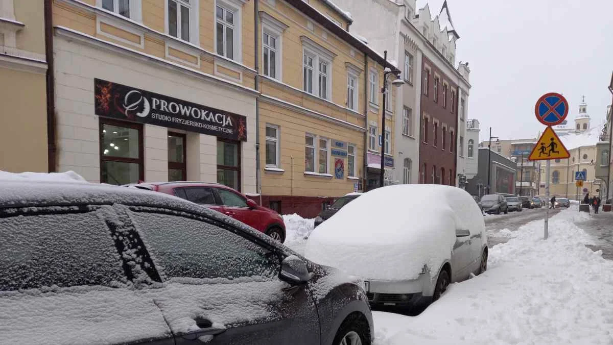 Rz24: Zaśnieżone samochody na Rzeszowie