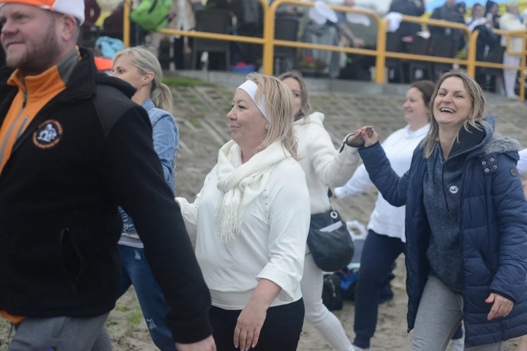 "Jezioro Aniołów" nad Jeziorem Tarnobrzeskim - zatańczyli poloneza na plaży