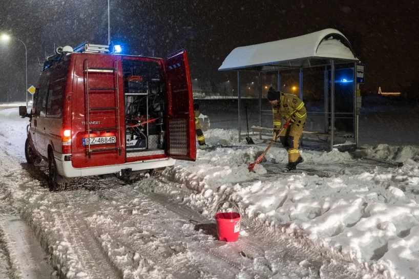 Strażacy z OSP pomagają w odśnieżaniu miasta! Podziękowania od prezydenta [ZDJĘCIA]