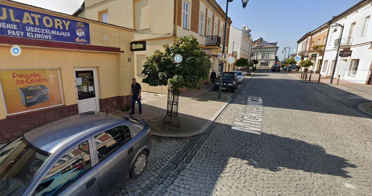 Mieszkańcy Mielca na zakupach, spacerze, w pracy i drodze ze szkoły uchwyceni przez kamery Google Street View