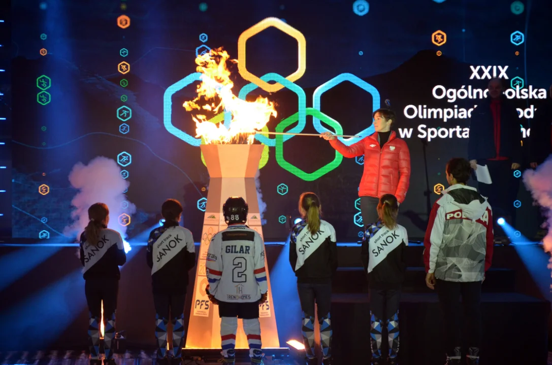 Olimpijski znicz zapłonął. Na sanockiej Arenie odbyła się ceremonia otwarcia Ogólnopolskiej Olimpiady Młodzieży w Sportach Zimowych [ZDJĘCIA, WIDEO] - Zdjęcie główne