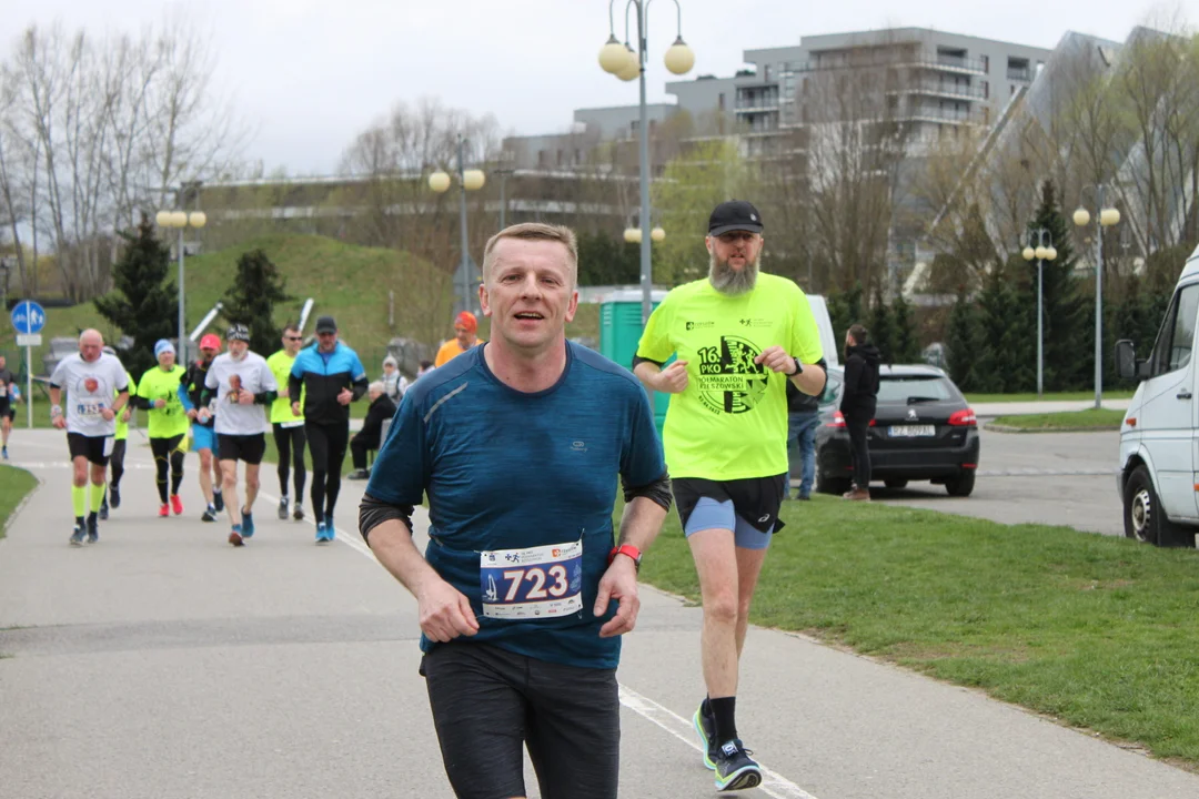 16. PKO Półmaraton Rzeszowski. Szczęśliwi biegacze na trasie oraz na meci