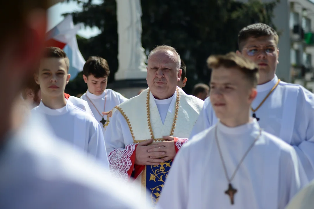 Pierwsza Komunia Święta dzieci ze Szkoły Podstawowej numer 10 w Tarnobrzegu. Parafia Matki Bożej Nieustającej Pomocy