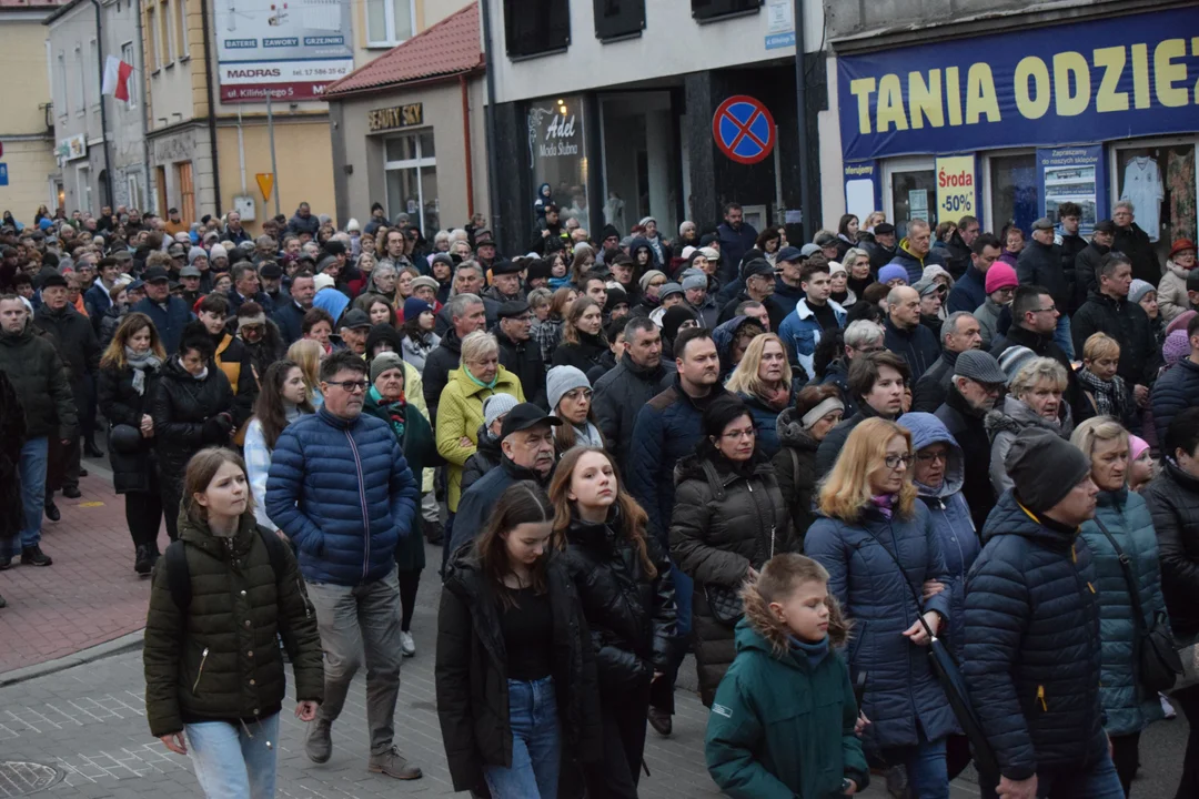 Tysiące wiernych wybrało się na Drogę Krzyżową ulicami miasta Mielca [ZDJĘCIA, WIDEO] - Zdjęcie główne