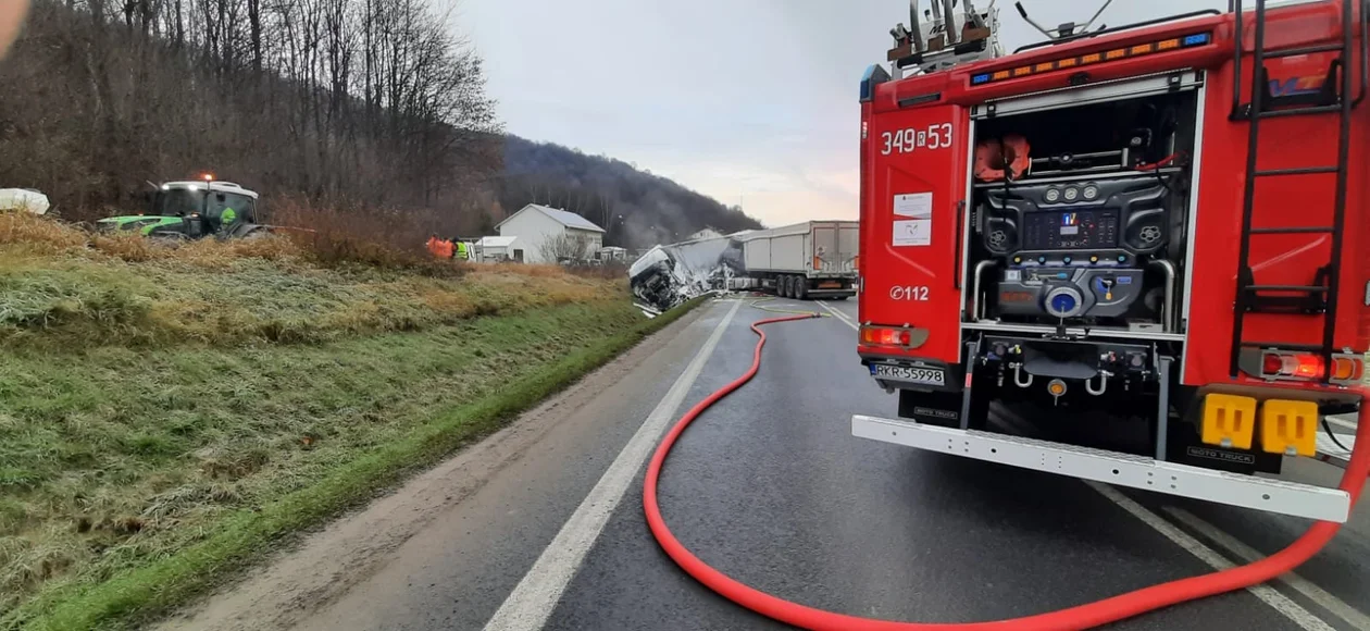 Groźny wypadek w Lipowicy. Dwie osoby ranne w zderzeniu dwóch ciężarówek [ZDJĘCIA]