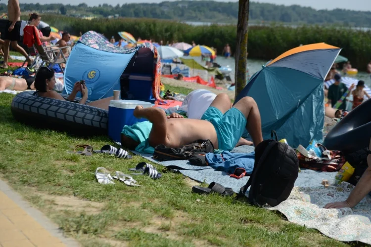 Jezioro Tarnobrzeskie w niedzielne południe