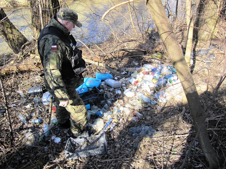 Dzikie wysypisko śmieci nad rzeką Sanoczek