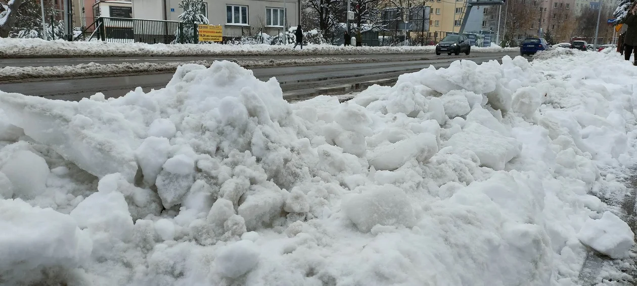 Problemy mieszkańców na przystankach. Ciężko dojść do autobusu przez zaspy ze śniegu