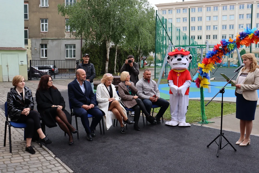 Szkoła Podstawowa nr 1 w Rzeszowie ma nowy plac zabaw. Nie tylko dla uczniów