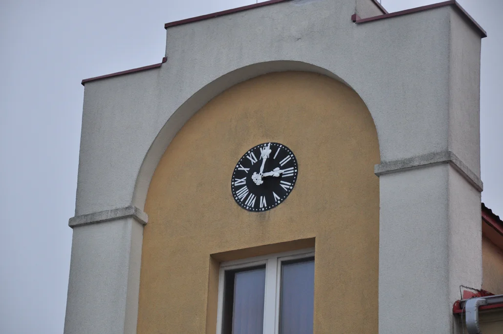 Zegar znów bije na komendzie policji w Kolbuszowej. Zabytek ma ponad 100 lat [ZDJĘCIA] - Zdjęcie główne