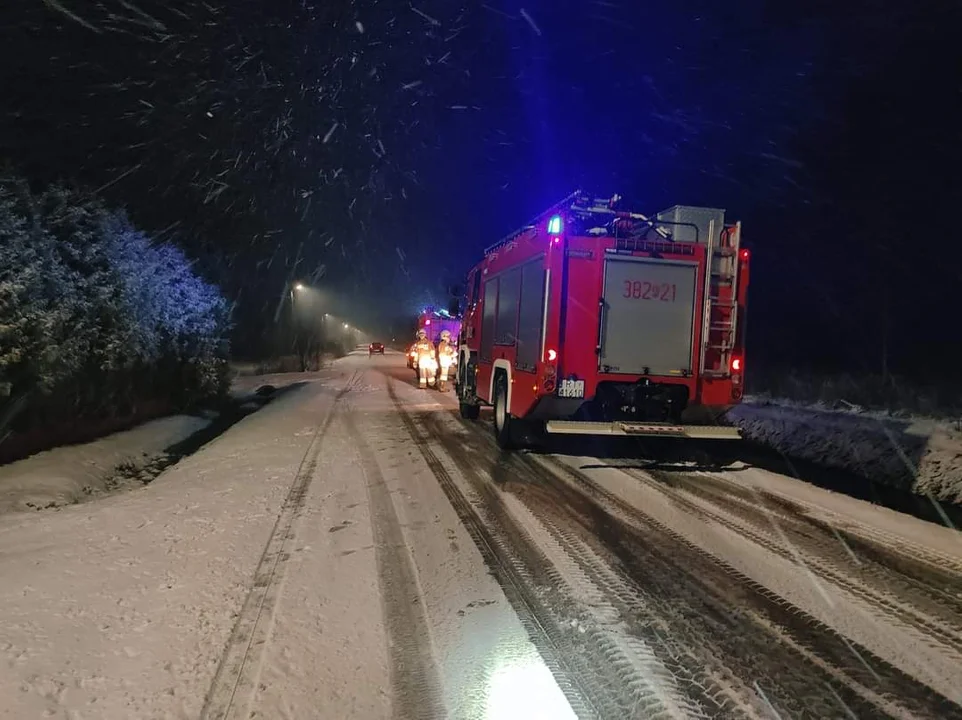 Auto w rzece, dachowanie pojazdu. Atak zimy na północy Podkarpacia