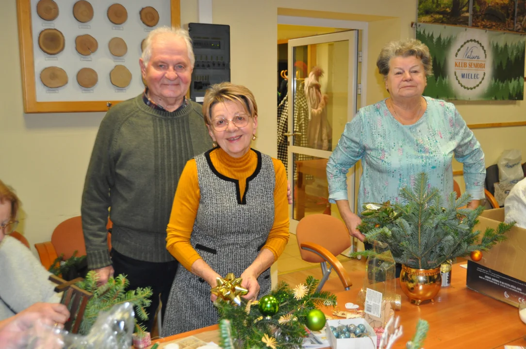 Klub Seniora "Natura" przygotował piękne stroiki razem z Polskim Związkiem Głuchych Koła Terenowego w Mielcu [ZDJĘCIA]