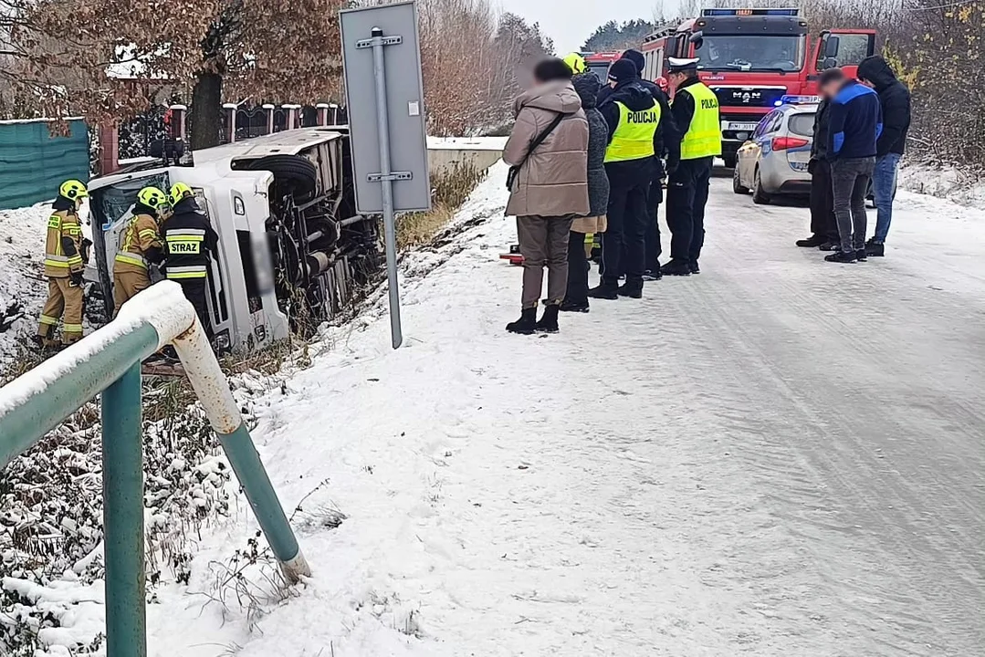 Wypadek busa w miejscowości Trześń. W środku znajdowało się 23 dzieci