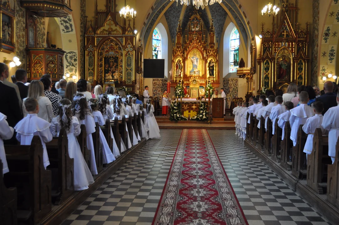 Uroczystość Pierwszej Komunii św. w Przecławiu dzieci z  ZSP w Tuszymie