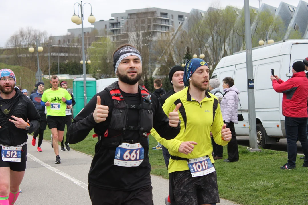 16. PKO Półmaraton Rzeszowski. Szczęśliwi biegacze na trasie oraz na meci