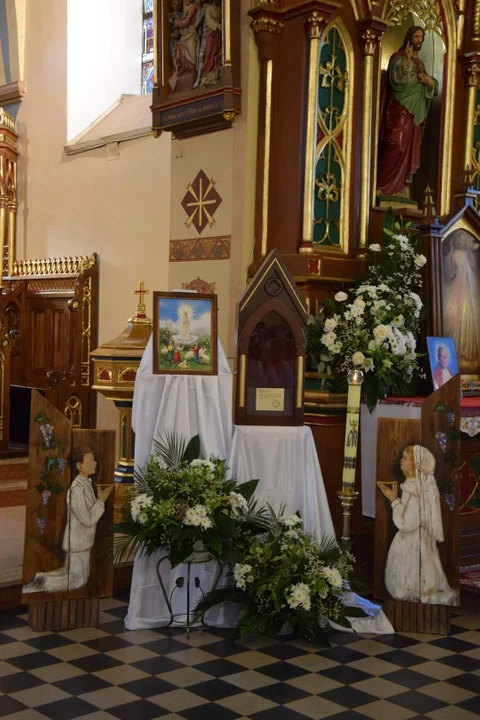 Relikwie dzieci z Fatimy wprowadzone do kościoła w Przecławia