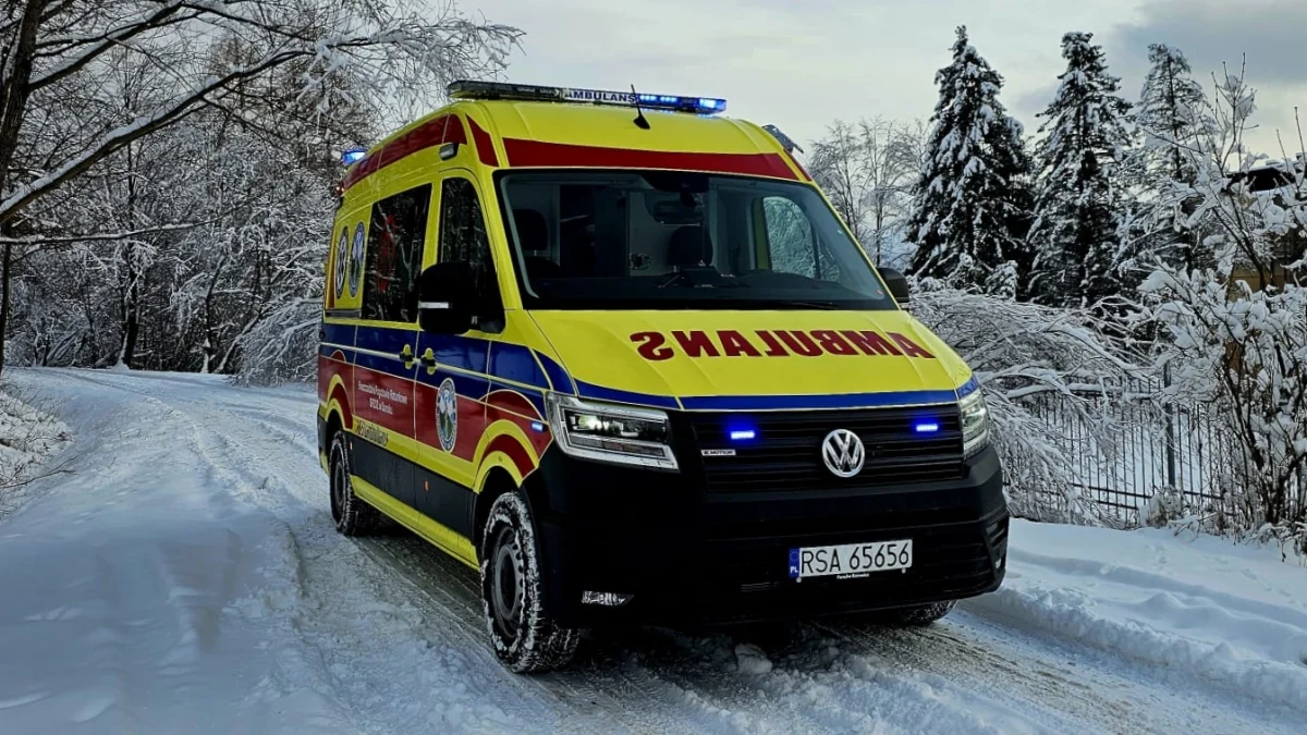 Nowy ambulans dla Bieszczadzkiego Pogotowia Ratunkowego. Pojazd trafił do Ustrzyk Dolnych [ZDJĘCIA] - Zdjęcie główne