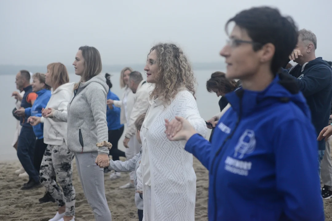 "Jezioro Aniołów" nad Jeziorem Tarnobrzeskim - zatańczyli poloneza na plaży