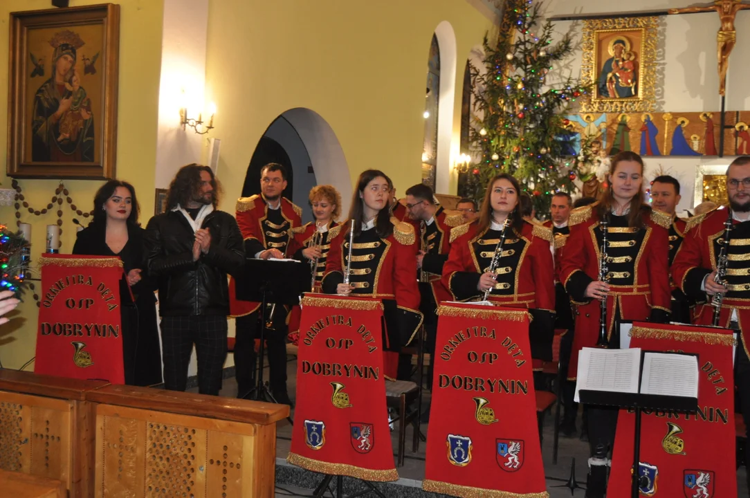 Koncert kolęd Orkiestry Dętej Dobrynin w kościele w Dobryninie