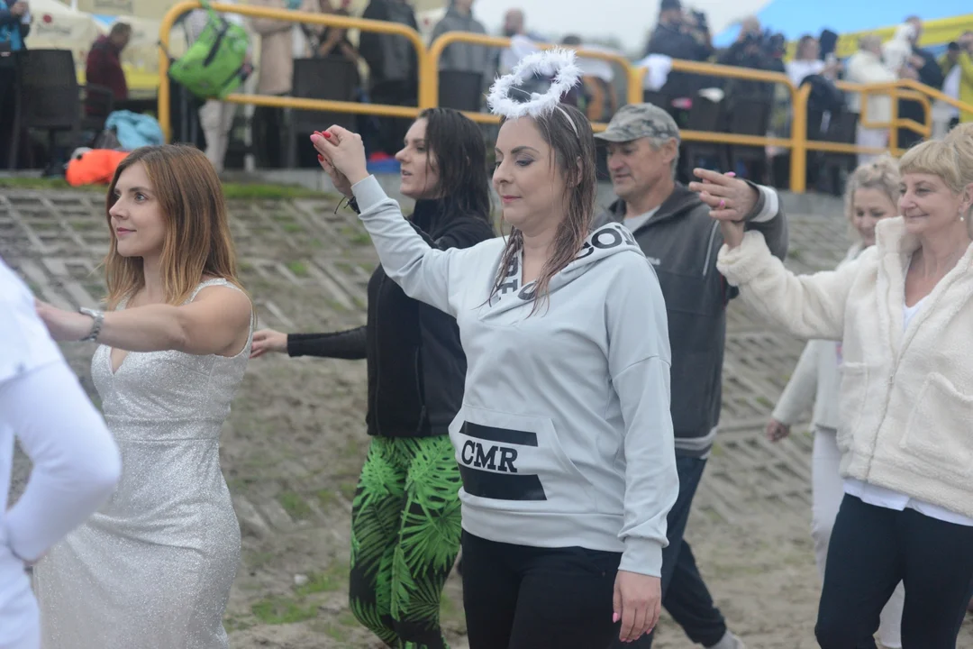 "Jezioro Aniołów" nad Jeziorem Tarnobrzeskim - zatańczyli poloneza na plaży