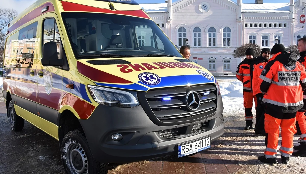 Nowoczesny ambulans trafił do Komańczy. To pojazd przystosowany do niesienia pomocy w trudnych górskich warunkach [ZDJĘCIA] - Zdjęcie główne