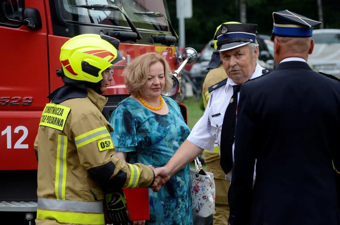 Oficjalne przekazanie "nowego" wozu dla OSP Nowa Wieś