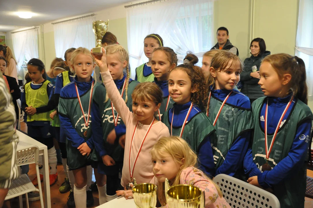 Piknik w Domu Dziecka w Skopaniu. Młode piłkarki z Akademii Piłkarskiej FKS Stal Mielec odwiedziły rówieśników [ZDJĘCIA] - Zdjęcie główne