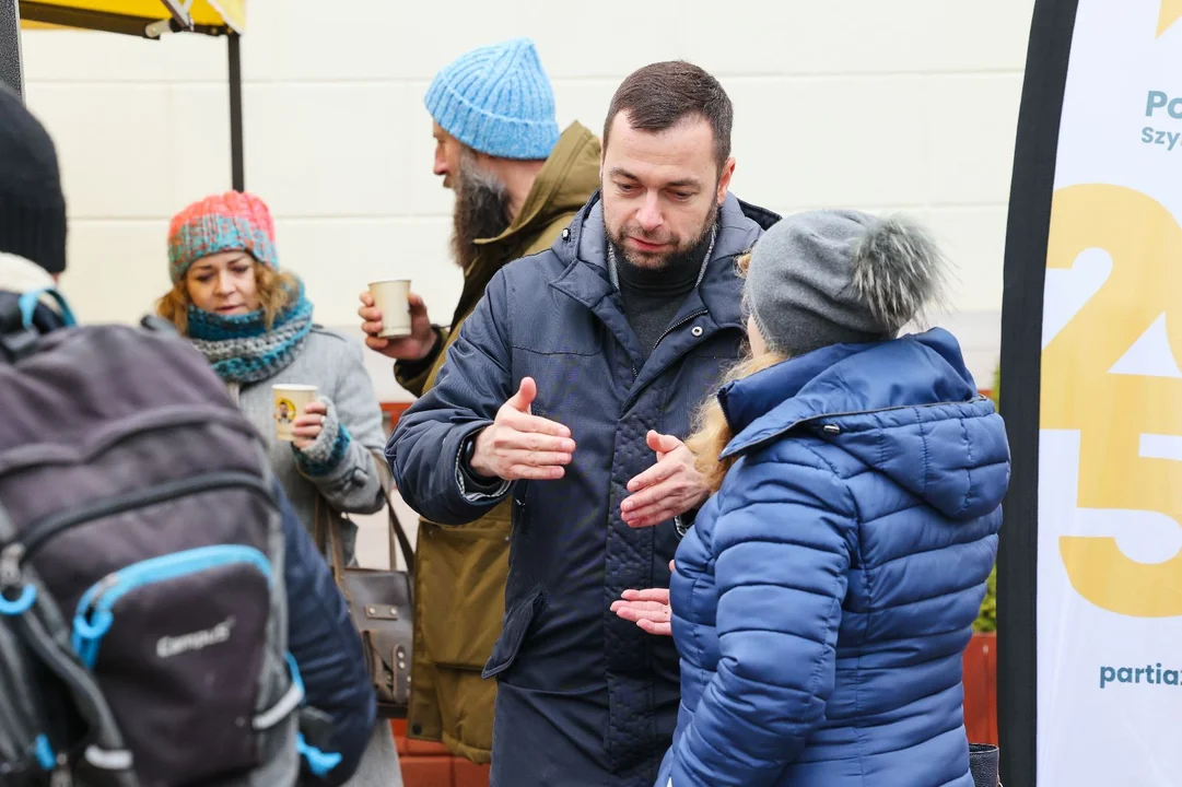 Bartosz Romowicz w Sanoku. Kandydat Hołowni rozmawiał z mieszkańcami przy kawie na płycie Rynku - Zdjęcie główne