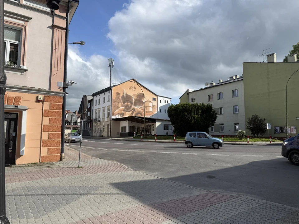 Mural nawiązujący do historii Leska