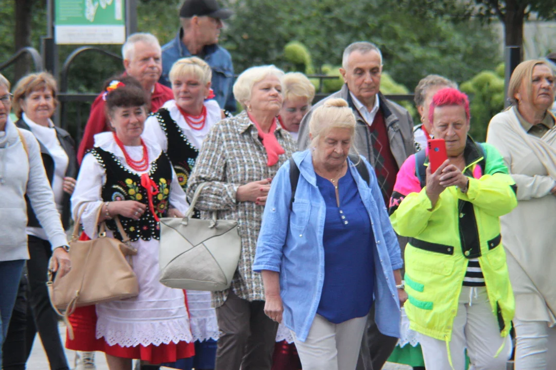 Korowód seniorów i potańcówka miejska w Parku Jedności Polonii z Macierzą