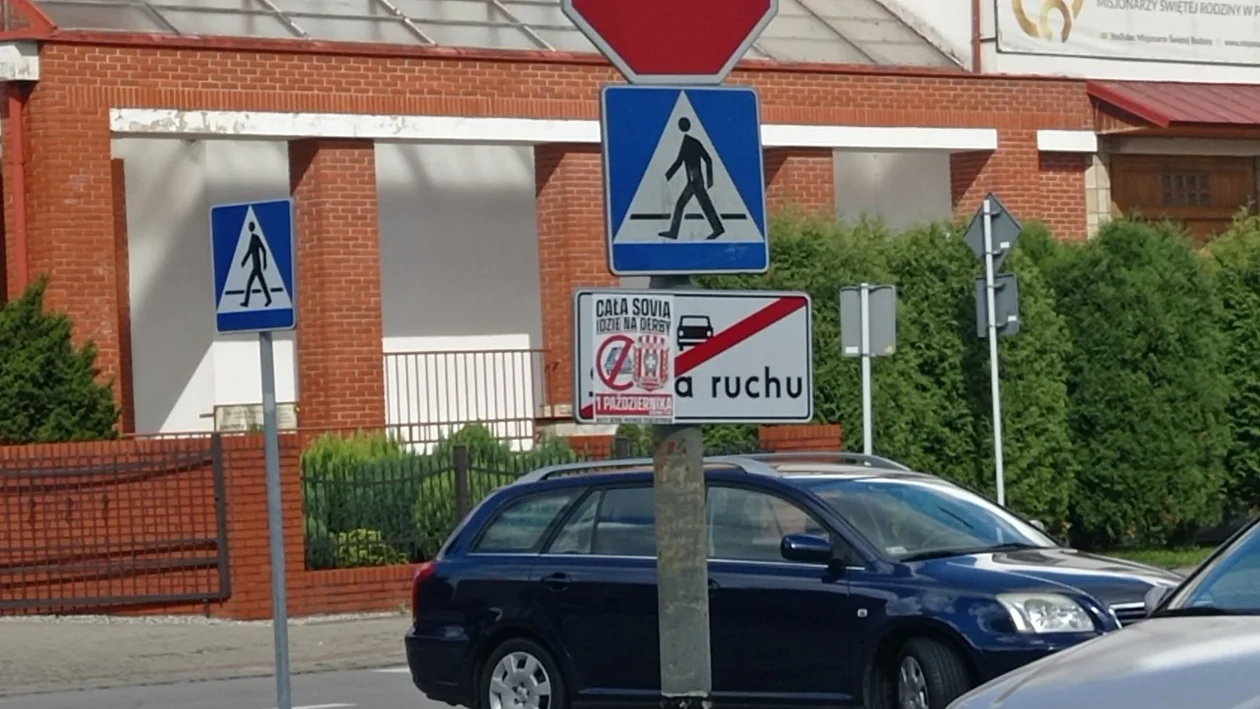 Kibice Stali i Resovii mobilizują się na derby. Mnóstwo plakatów i opraw na ulicach miasta [ZDJĘCIA]