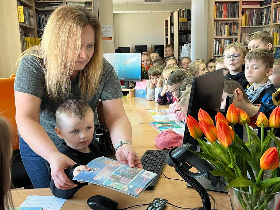 Dzieci z Majdanu Królewskiego z wizytą w bibliotece [ZDJĘCIA]