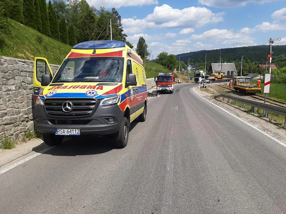 Komańcza. Nie dostosował prędkości i stracił panowanie nad pojazdem. Motocyklista z obrażeniami głowy trafił do szpitala - Zdjęcie główne