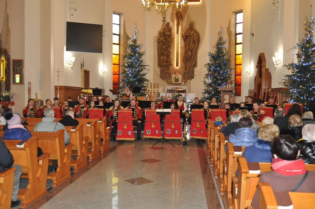 Koncert Kolęd Orkiestry Dętej Dobrynin wraz z solistami w kościele w św Marka w Rzochowie.