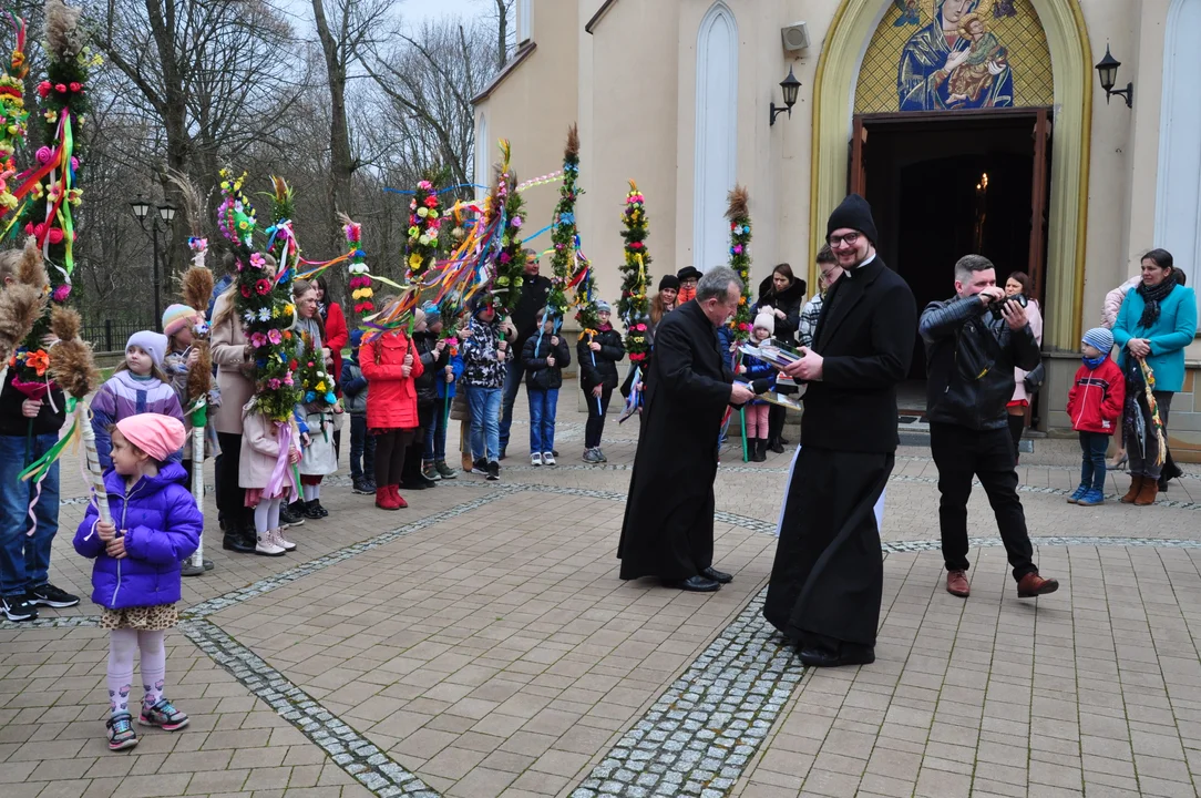 Parafianie w Przecławiu świętowali z pięknymi palmami własnego wykonania