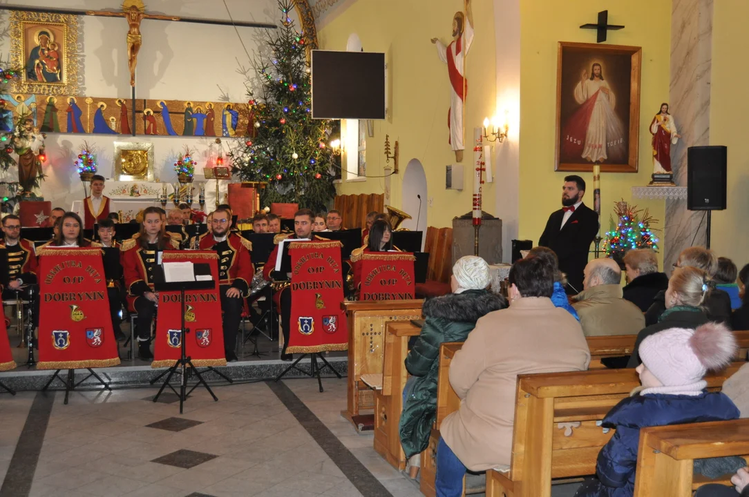 Koncert kolęd Orkiestry Dętej Dobrynin w kościele w Dobryninie