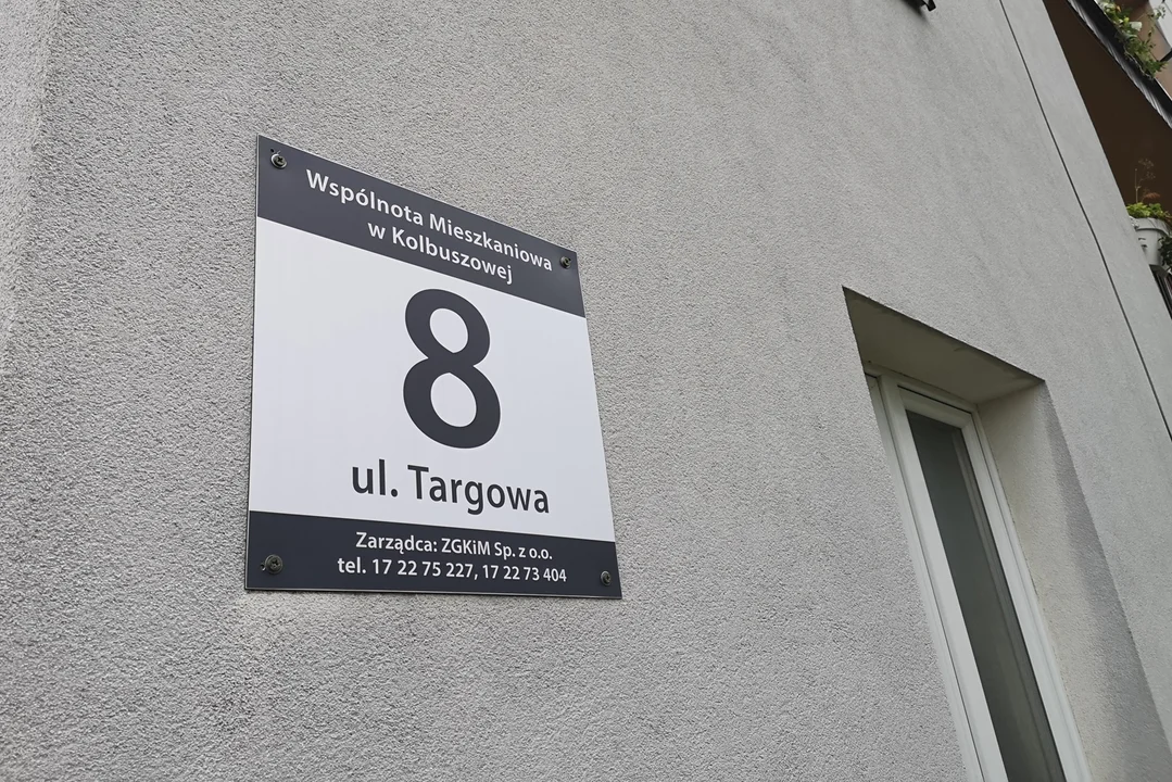 Gmina Kolbuszowa planuje sprzedać mieszkanie w bloku przy ulicy Targowej. Zobacz jak wygląda w środku [ZDJĘCIA] - Zdjęcie główne