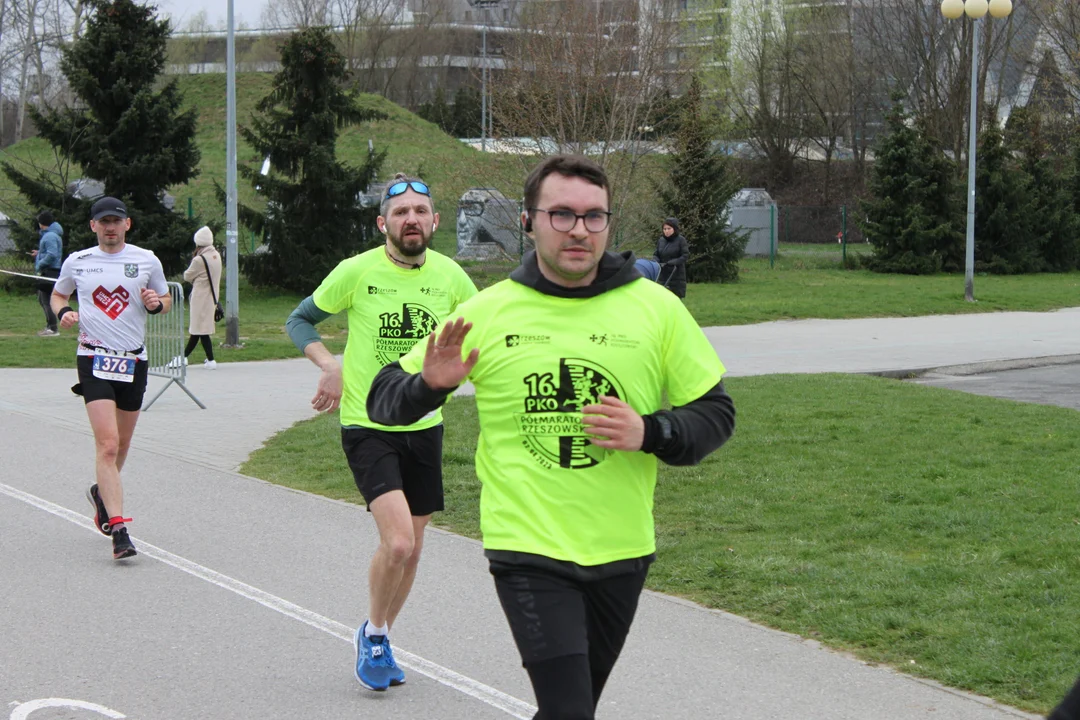 16. PKO Półmaraton Rzeszowski. Szczęśliwi biegacze na trasie oraz na meci