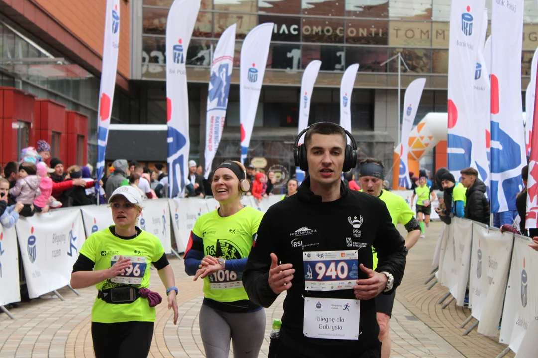 16. PKO Półmaraton Rzeszowski. Szczęśliwi biegacze na trasie oraz na meci