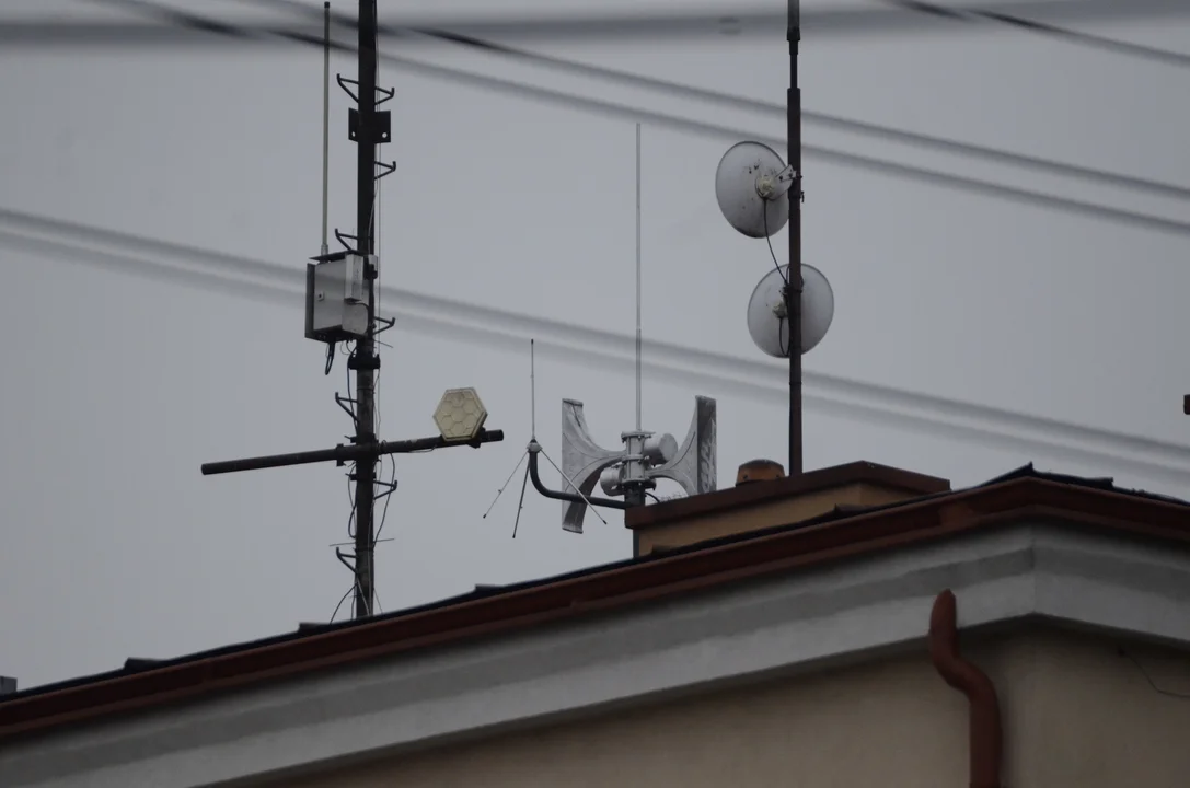 Syreny alarmowe na dachu magistratu w Kolbuszowej