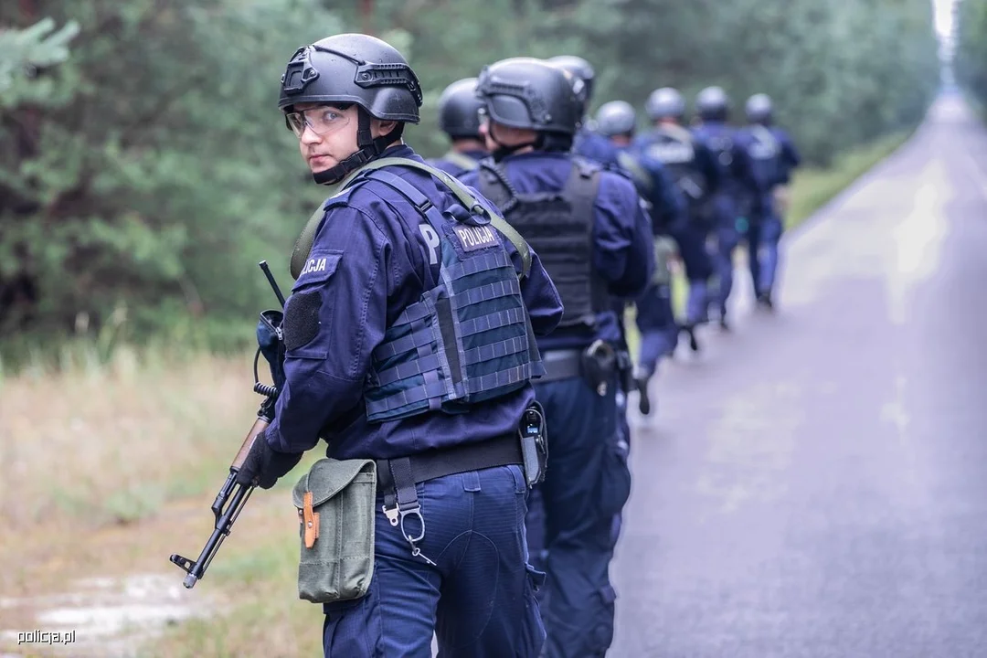 Wielkie ćwiczenia policji na poligonie w Nowej Dębie