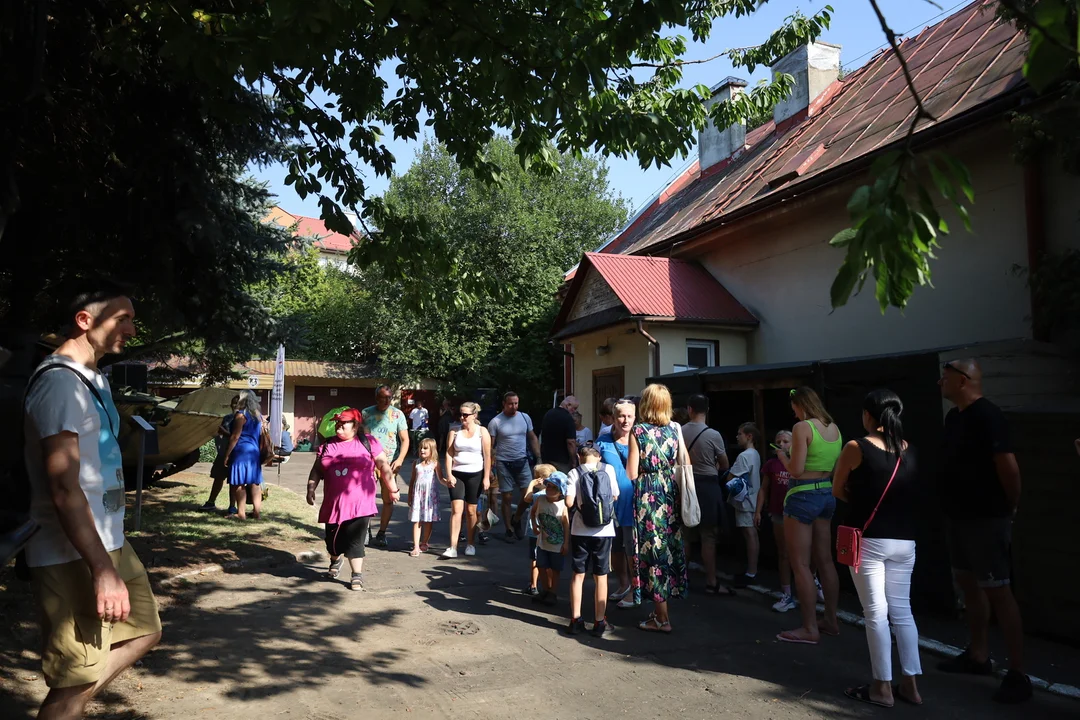 Kolejka do schronu