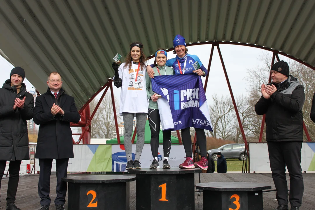 Zwycięzcy Biegu Tropem Wilczym w Rzeszowie na podium