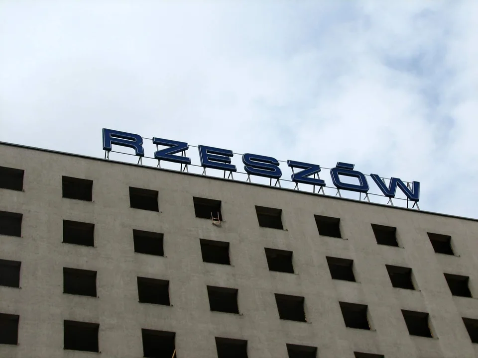 Wyburzanie Hotelu Rzeszów w 2007 roku [ZDJĘCIA]