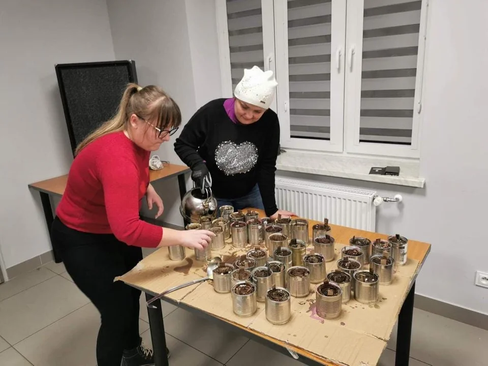 Stowarzyszenie Anielskie Grajki z Nowej Dęby robi świece okopowe dla żołnierzy na Ukrainie