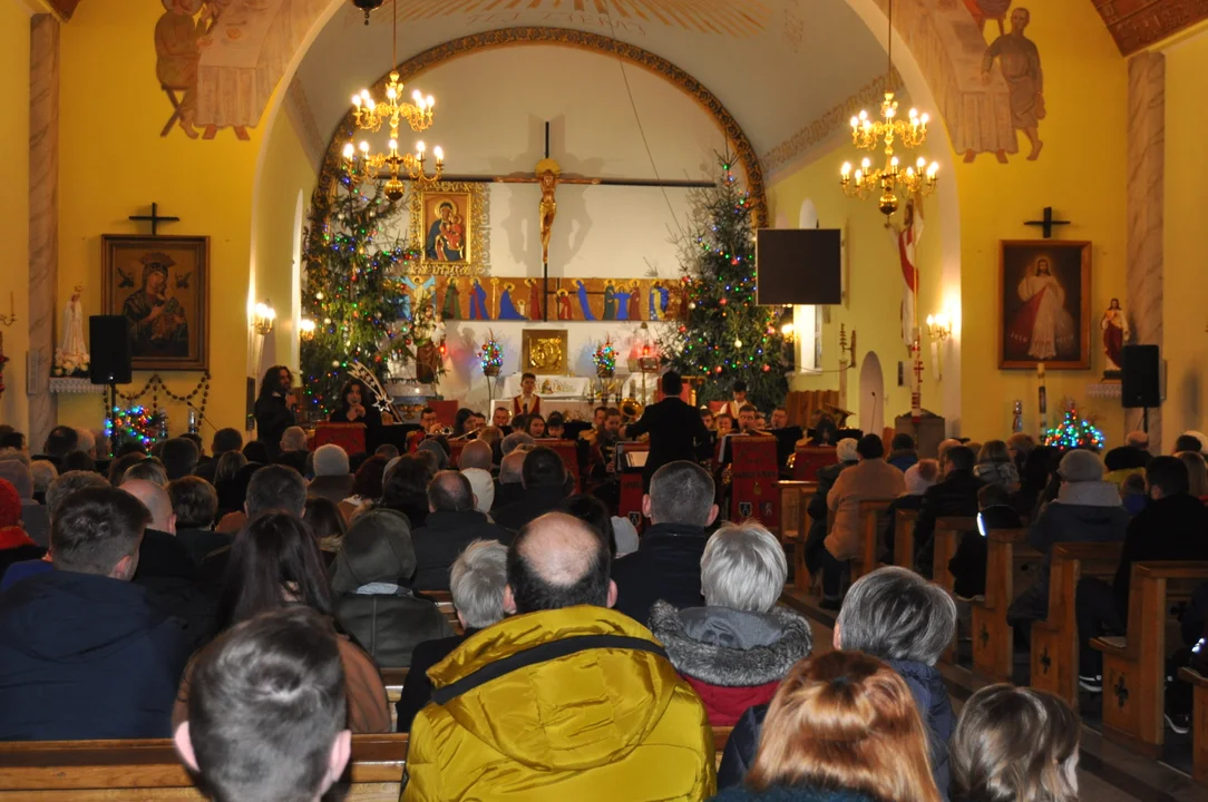 Koncert kolęd Orkiestry Dętej Dobrynin w kościele w Dobryninie