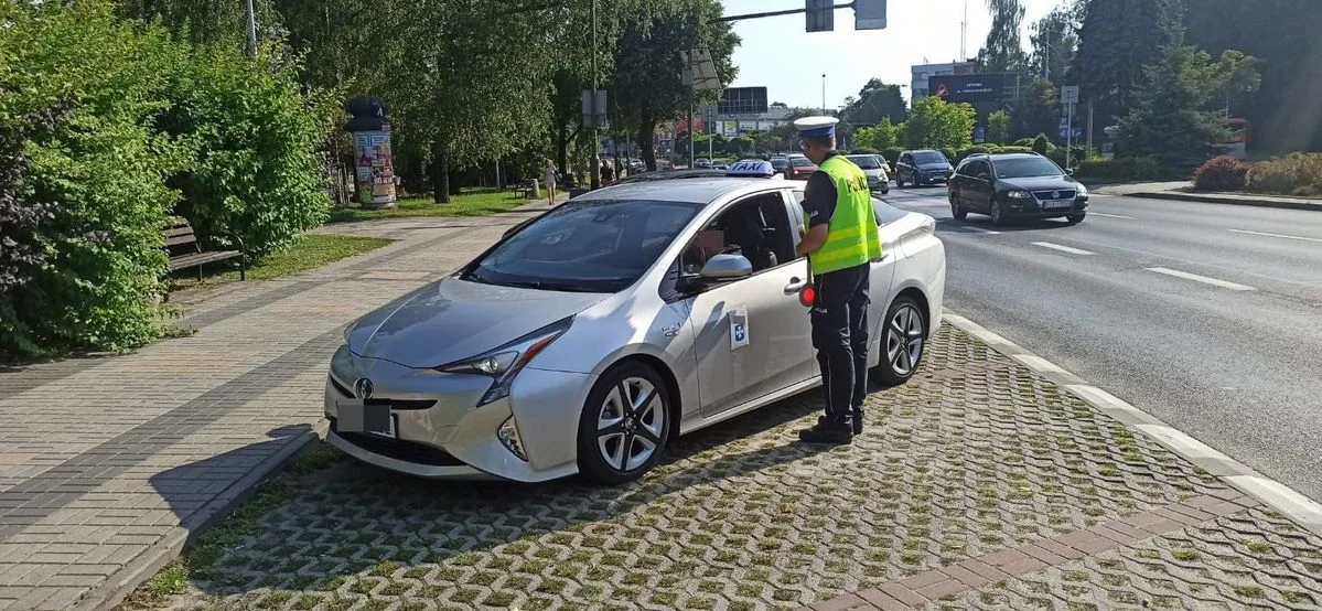 Służby skontrolowały przewoźników na aplikację. Ujawnili 7 wykroczeń taksówkarzy - Zdjęcie główne